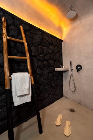 nostos-apartments-bathroom-amenities-interior-cave-house (3)
